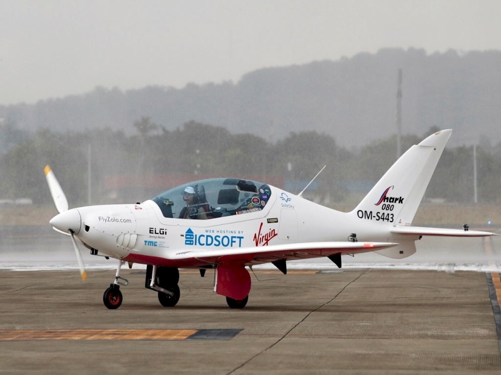 Giro del mondo in solitaria: l'impresa di Zara, 19 anni, a bordo di un aereo sportivo ultraleggero